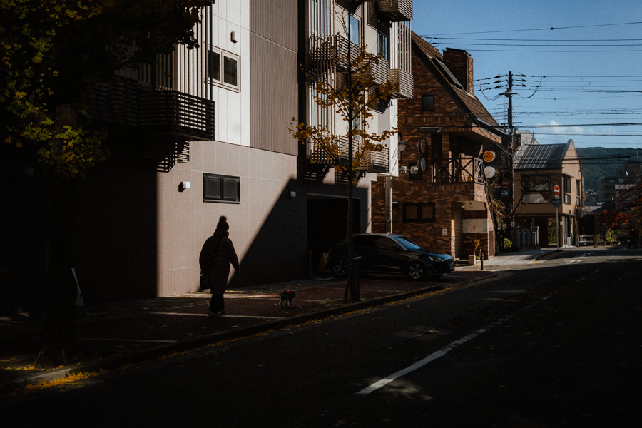Tokyo vicolo stazione ombra, fotografia di viaggio e street photography in Giappone